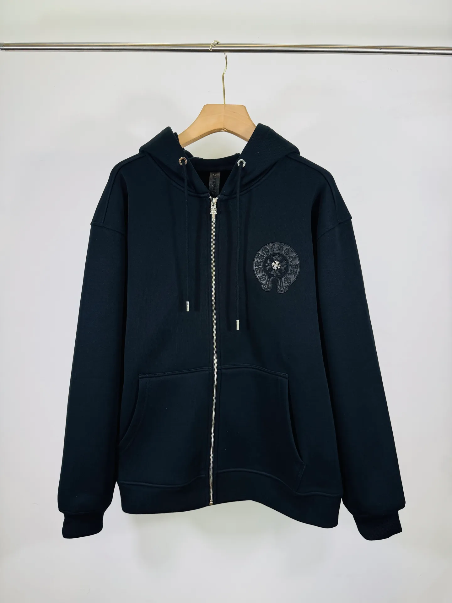 P380 top version, real shot without P, ​​different from market currency) 𝗖𝗵𝗿𝗼𝗺𝗲 𝗛𝗲𝗮𝗿𝘁𝘀/Cro Heart 2025 washed and burned flower patch embroidered autumn and winter new original single counter American patchwork 3D three-dimensional couple casual cardigan plus velvet jacket 👑The highest version! Customized fabric 550g tripe terry fabric! American acid-washed and distressed original fabric, laser burning + patch embroidery, exquisite embroidery of letters! The best-selling model in the counter, very comfortable to wear. Accessories: original molded and authenticated collar label➕100% silk wash label. Genuine purchase-grade original hangtag➕matching hanging rope➕3D hanging beads➕original packaging bag. Craftsmanship: The original version has consistent wiring! The highest version of the armhole matching technique! Color: Black Size: S M L XL Style No.: 25-378